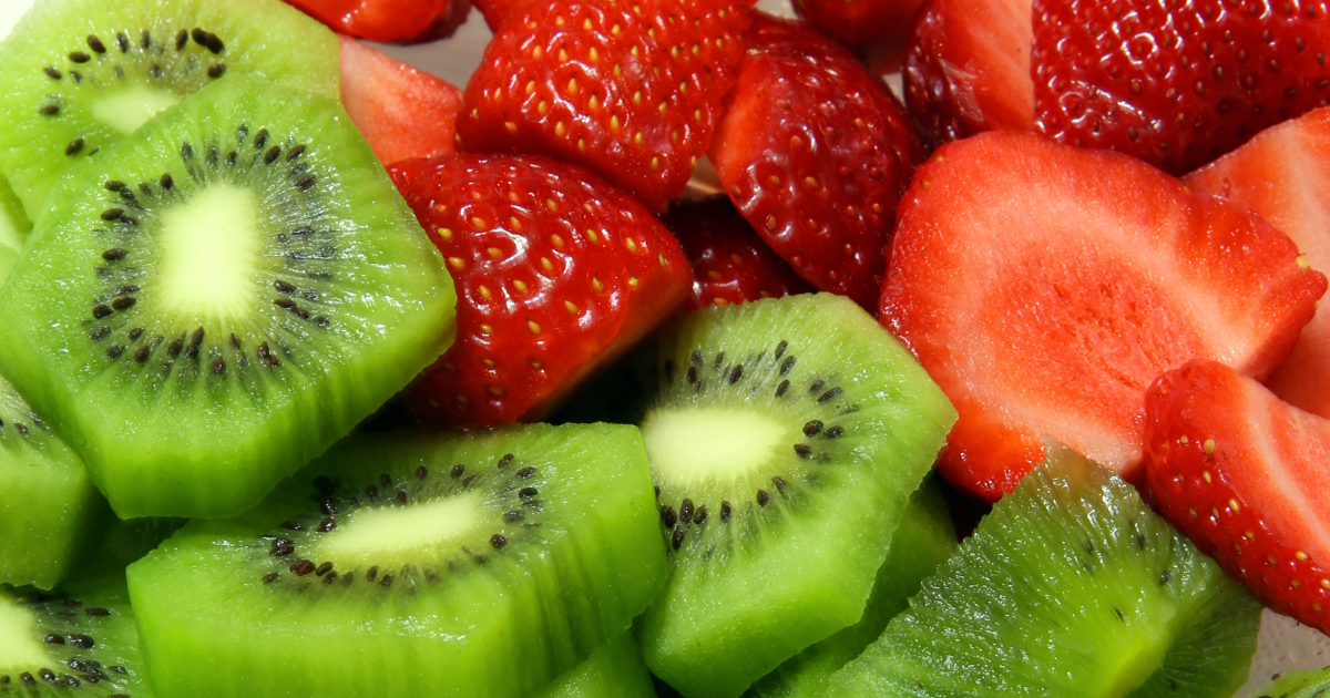 Sliced kiwis and strawberries