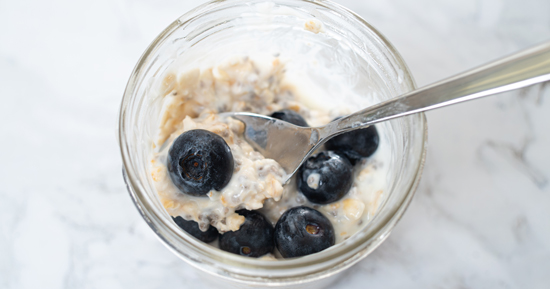 picture of a jar of oatmeal and blueberries