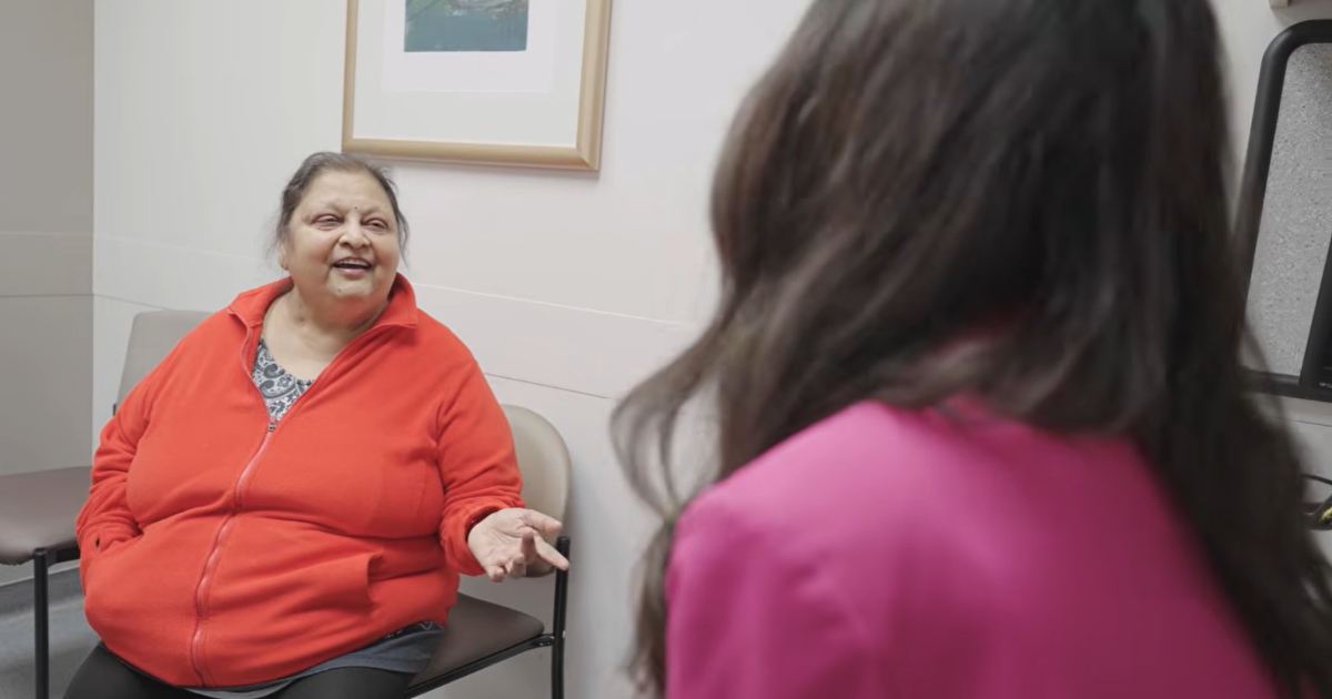 Transplant patient Sushma Agrawal talking to dietitian Ashley Brabec.