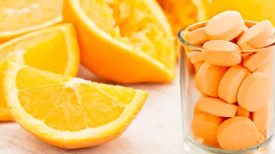 picture of oranges and vitamin C supplements