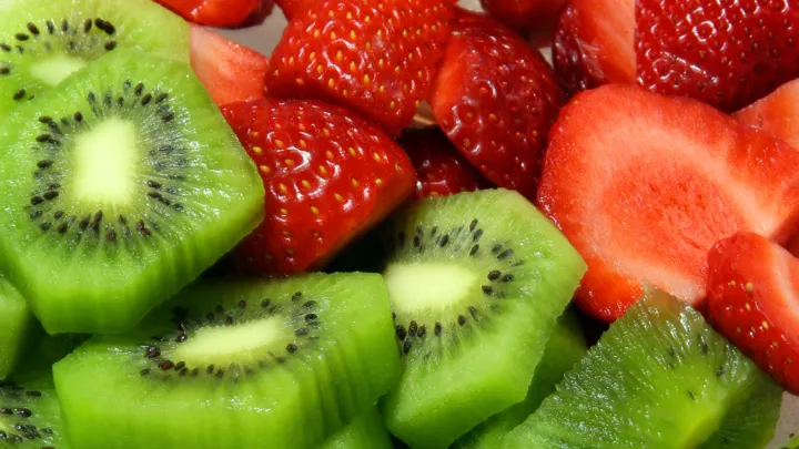 Sliced kiwis and strawberries