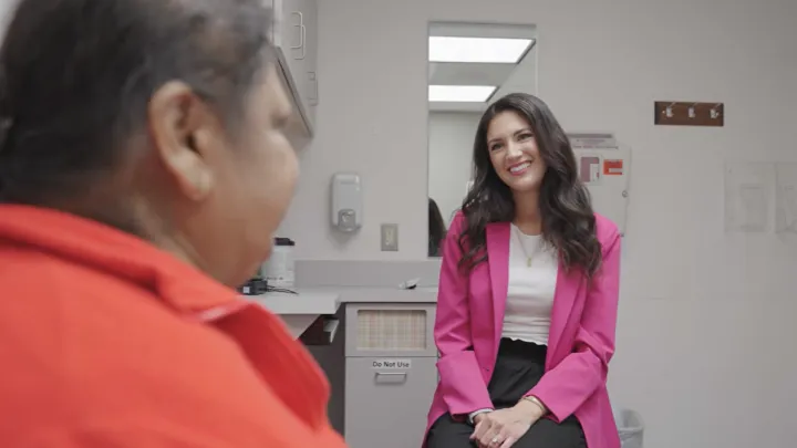 Transplant patient Sushma Agrawal talking to dietitian Ashley Brabec.