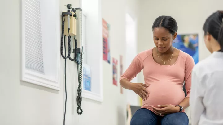 Pregnant woman speaking to her doctor