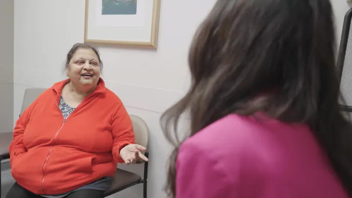 Transplant patient Sushma Agrawal talking to dietitian Ashley Brabec.