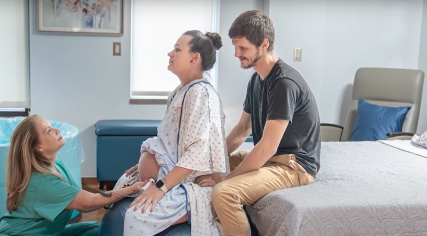 Midwife, pregnant woman and husband in Holistic Birth Place
